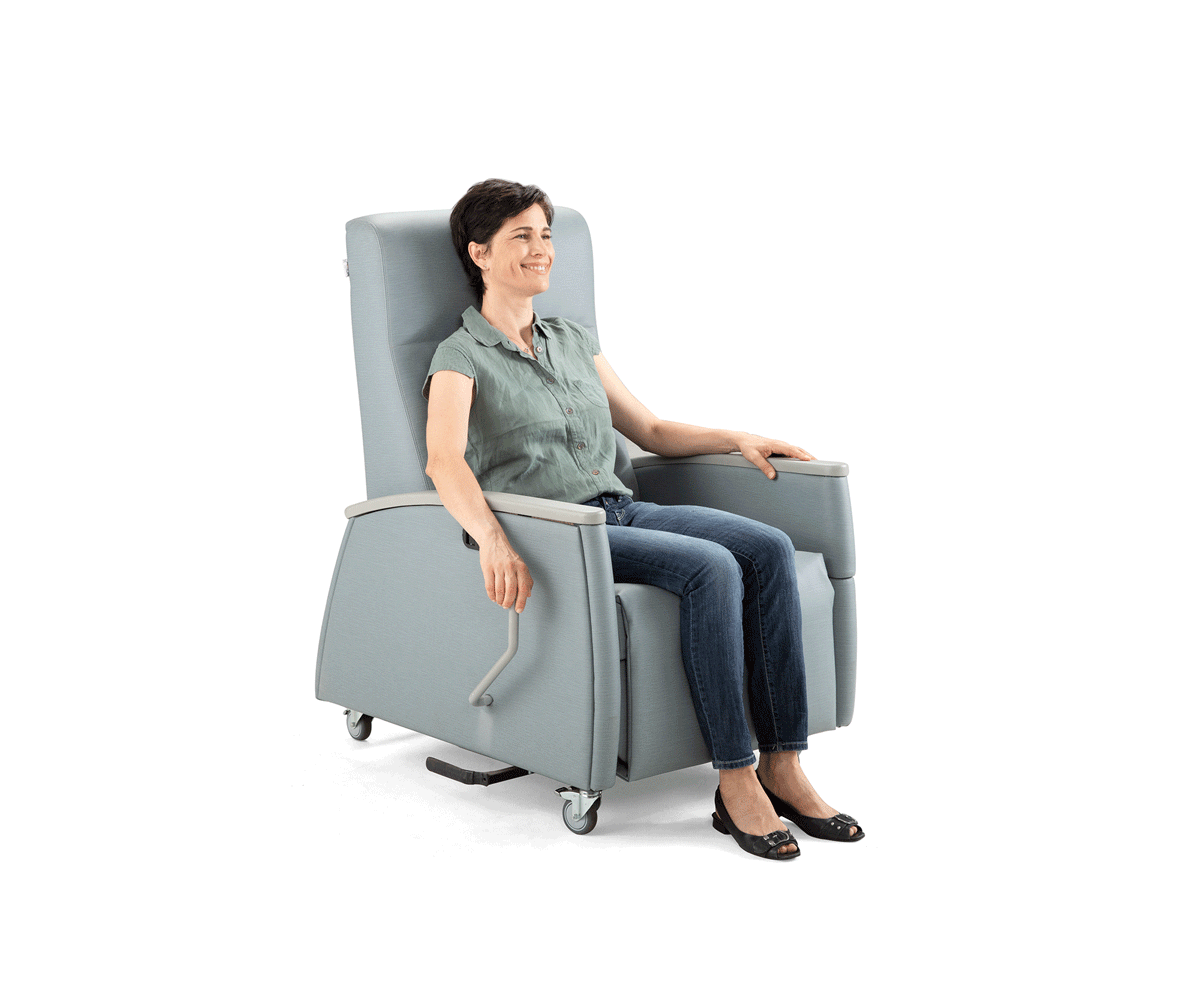 Manual sleeper recliner with infinite recline positions and independent back and footrest